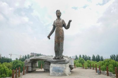 ​昨夜雨疏风骤 浓睡不消残酒(一天一首古诗词 | 宋词，李清照《如梦令·昨夜雨疏风