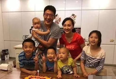 他再婚娶小13岁娇妻，与现任幸福育有三娃，前妻却至今记恨